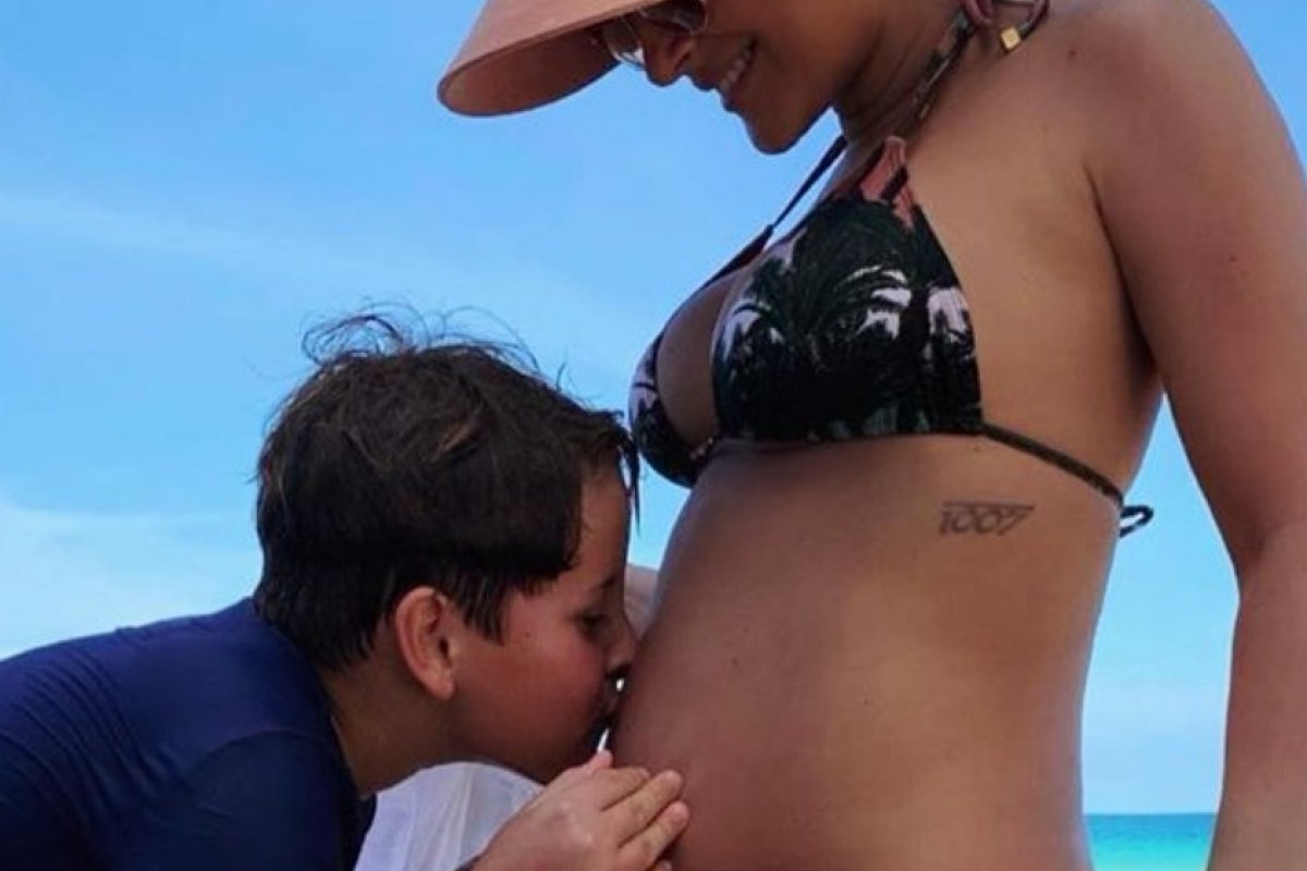 Claudia Leitte ganha beijo na barriga do filho