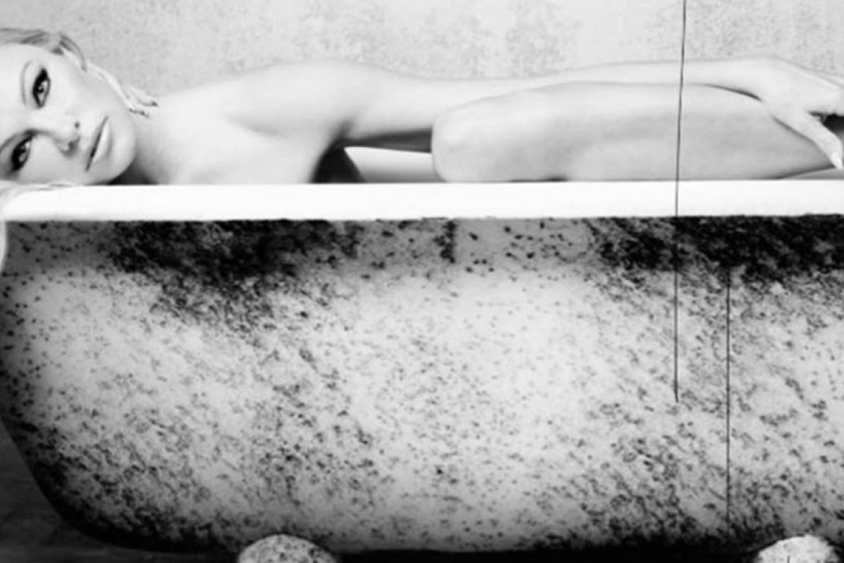 Para celebrar a chegada dos 52 anos, Pamela Anderson posta foto nua na banheira