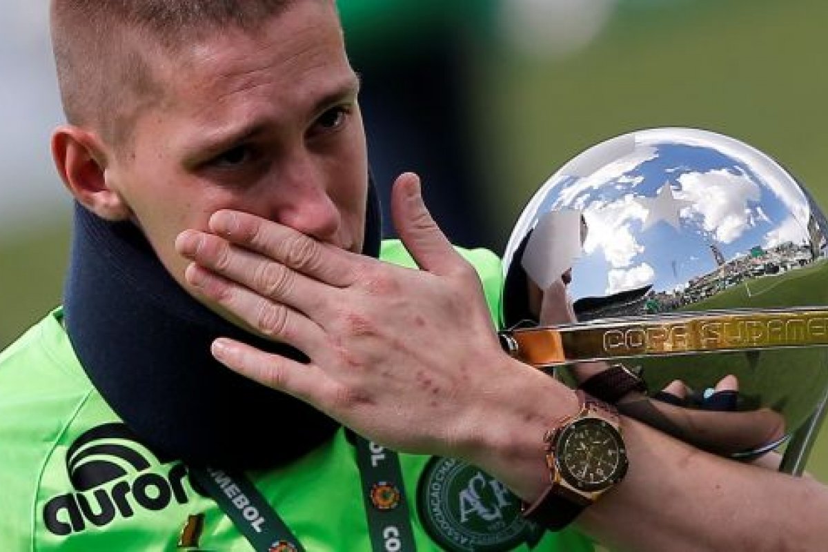 Ex-goleiro da Chapecoense, mostra cicatrizes do acidente e manda recado sobre lição de vida