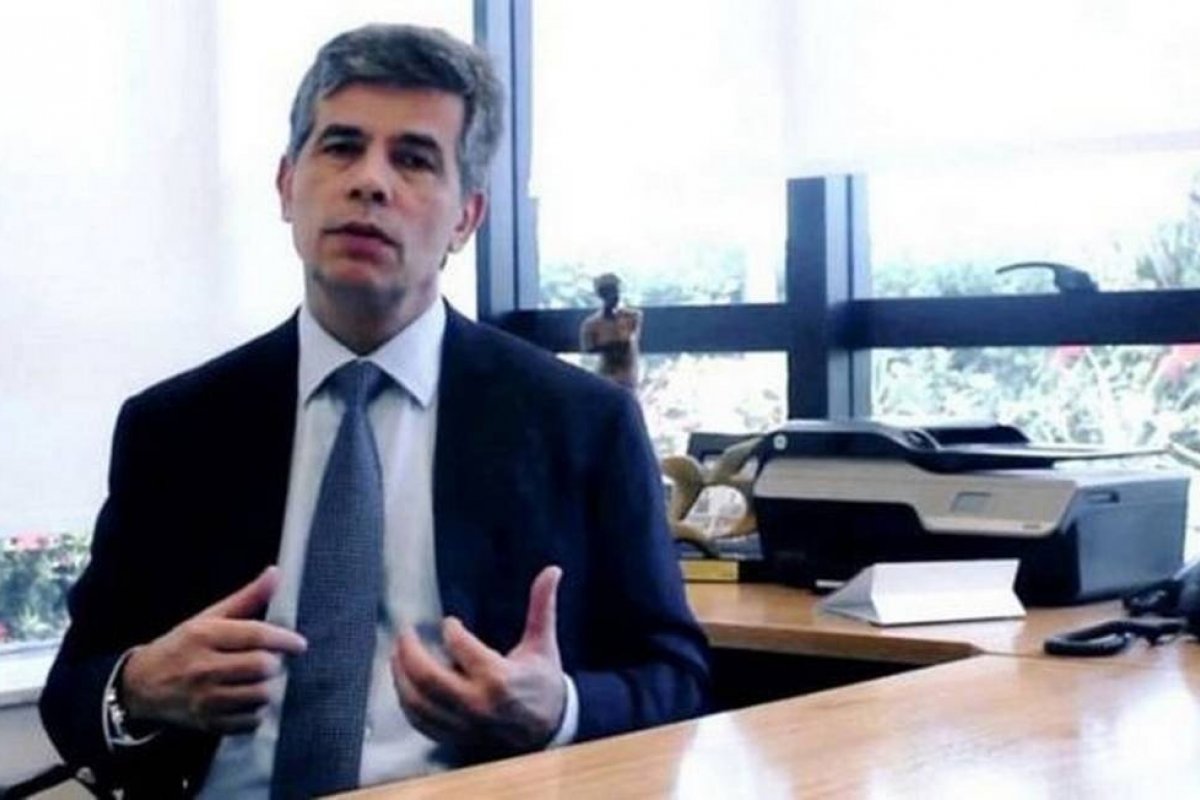 Jornal Folha de Sao Paulo vai parar nos TTs após comparações com o novo ministro da saúde