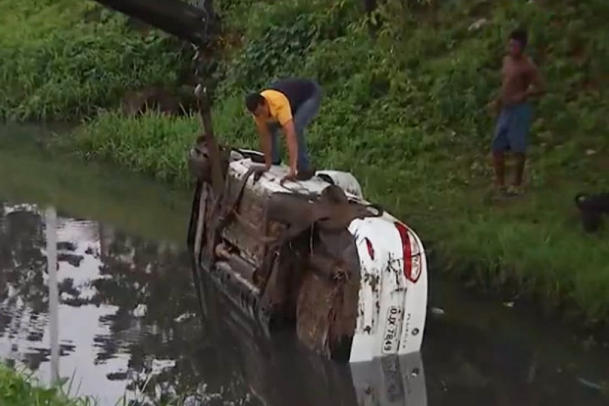 Mulher fica ferida após carro cair em canal na Juracy Magalhães