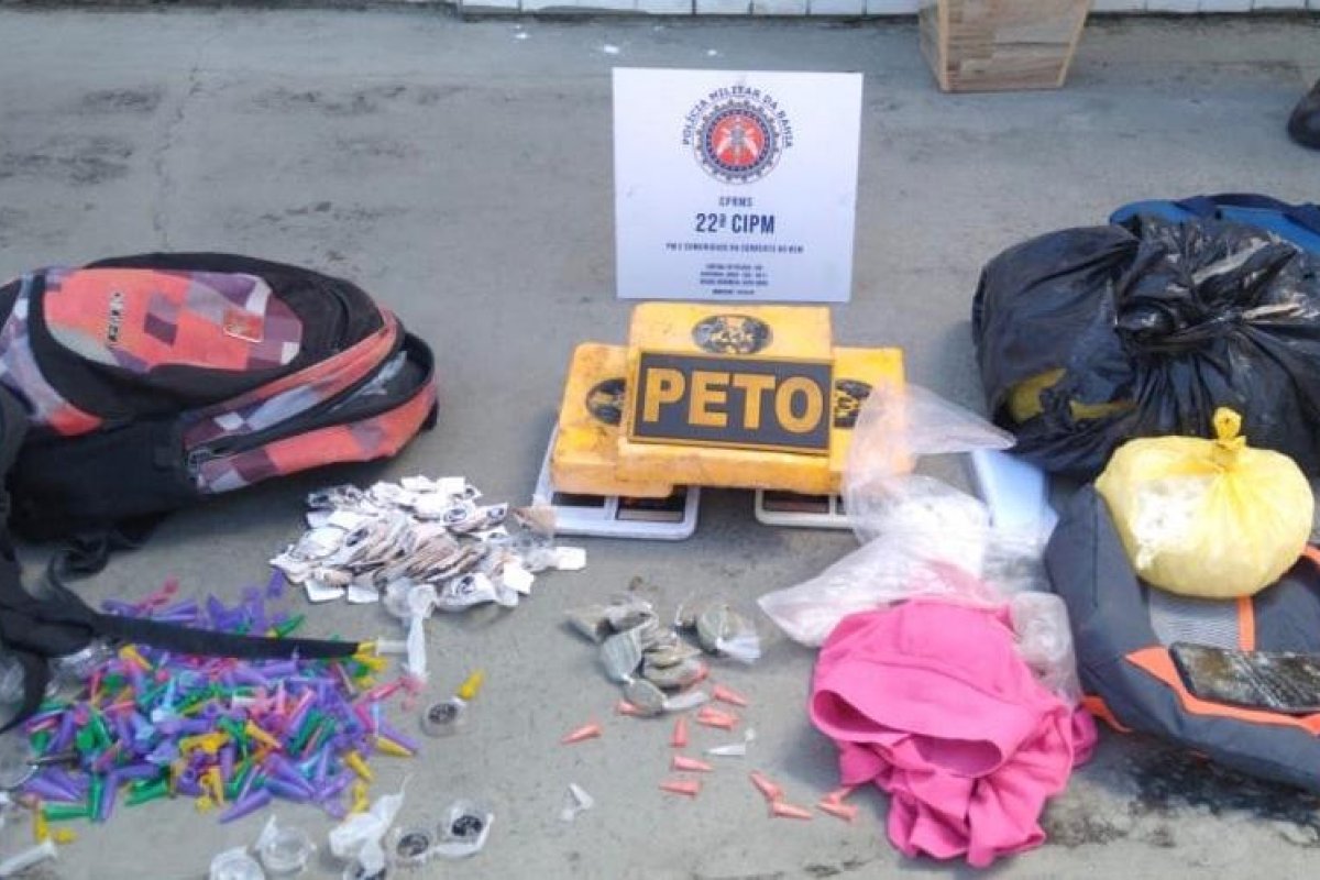 Jovem é preso suspeito de tráfico de drogas em Simões Filho, na Bahia