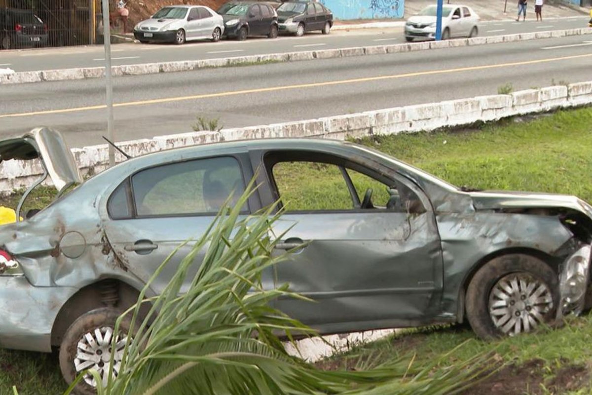 Após perseguição policial, suspeitos batem e poste e são presos em Salvador