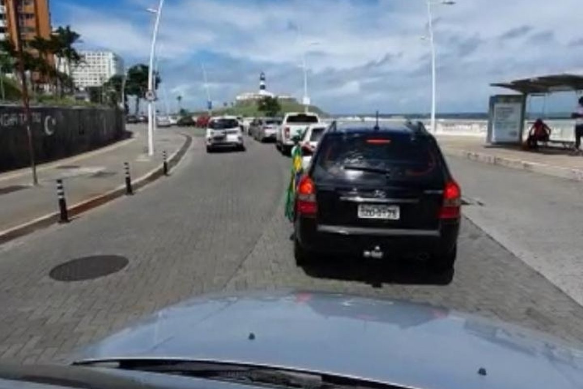 Veja vídeo: Acontece em Salvador carreata pró Bolsonaro, Fora Maia, Fora Neto