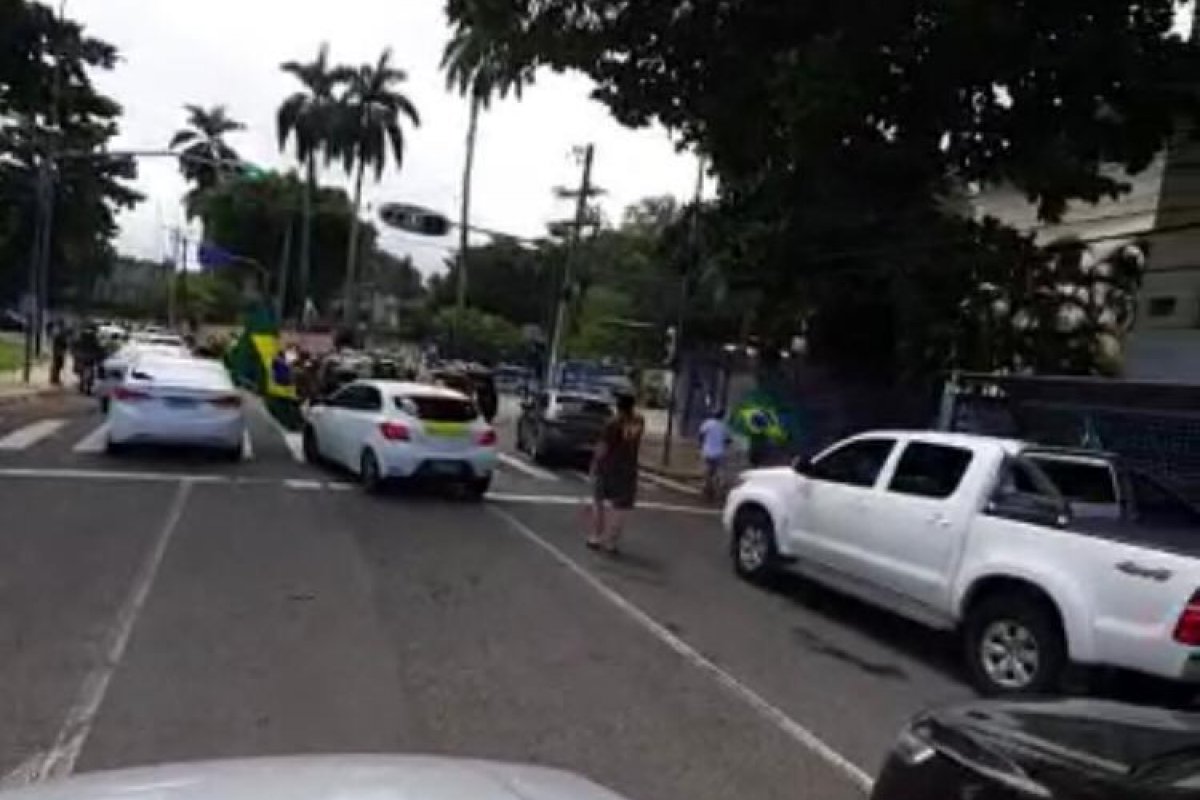 Manifestantes acusam governador de fechar rua em Ondina para não ser incomodado