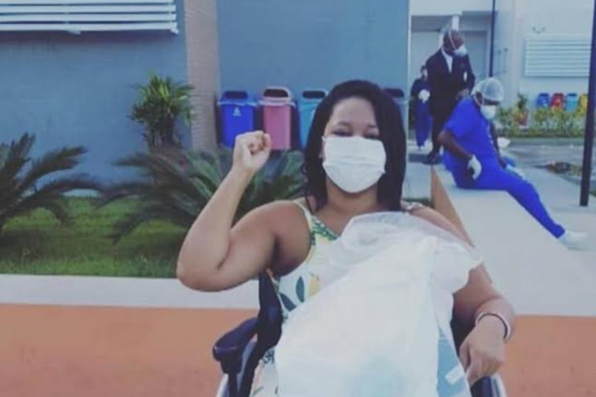 Esposa de MC Dumel recebe alta após se recuperar da Covid-19