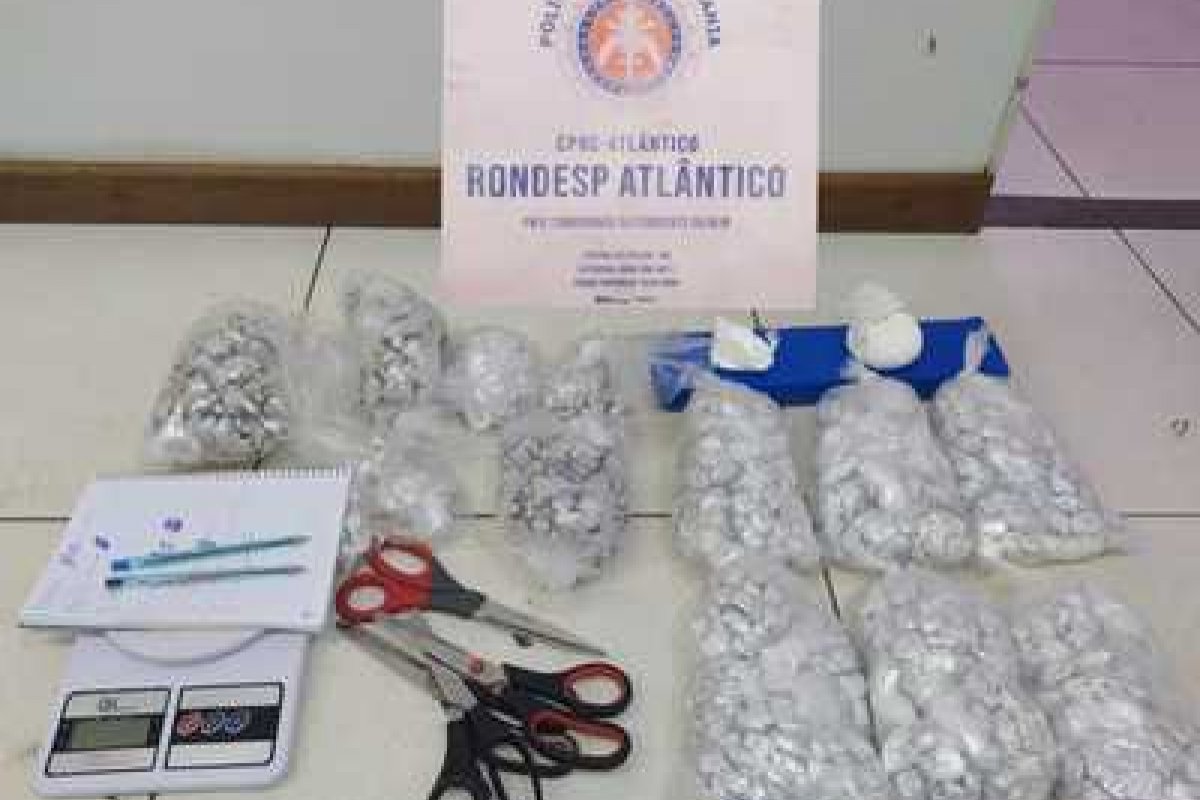 Preso traficante com maconha, cocaína e crack em Itapuã