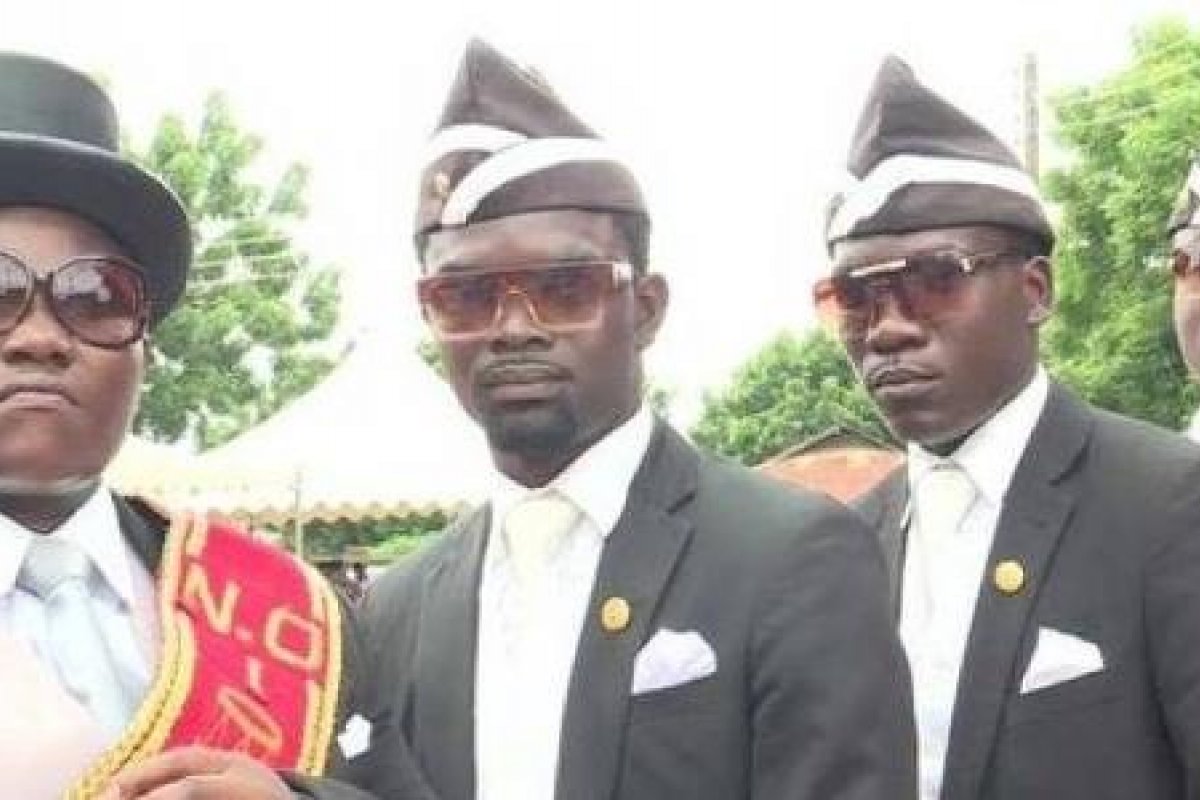 Carregadores de caixão que viraram meme podem custar R$ 800 em Gana