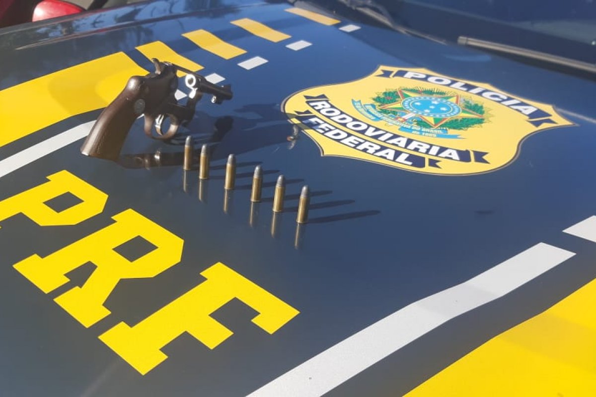 PRF encontra revólver e munições escondidos em veículo na BR 407