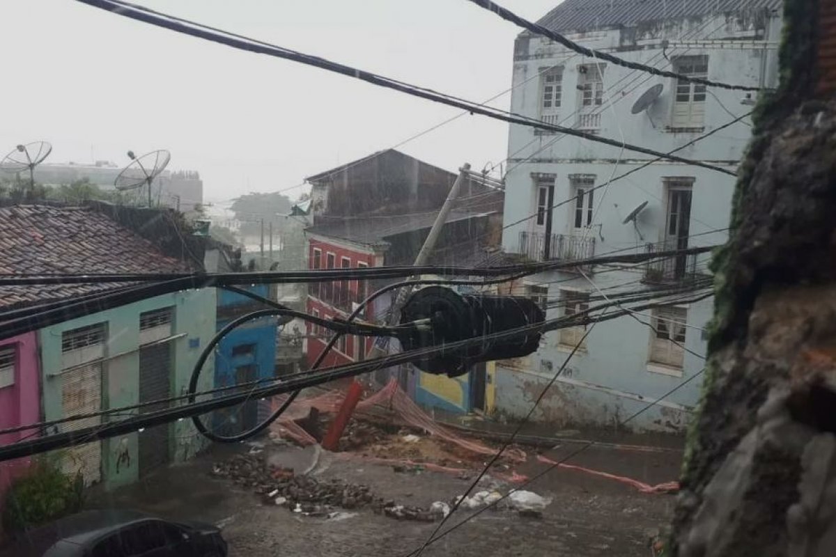 Com chuvas fortes, cratera se forma e poste cai na Ladeira da Preguiça, em Salvador