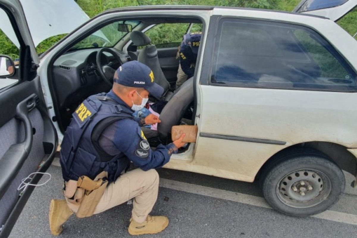 Motorista é preso com drogas escondidas em um carro na BR 110
