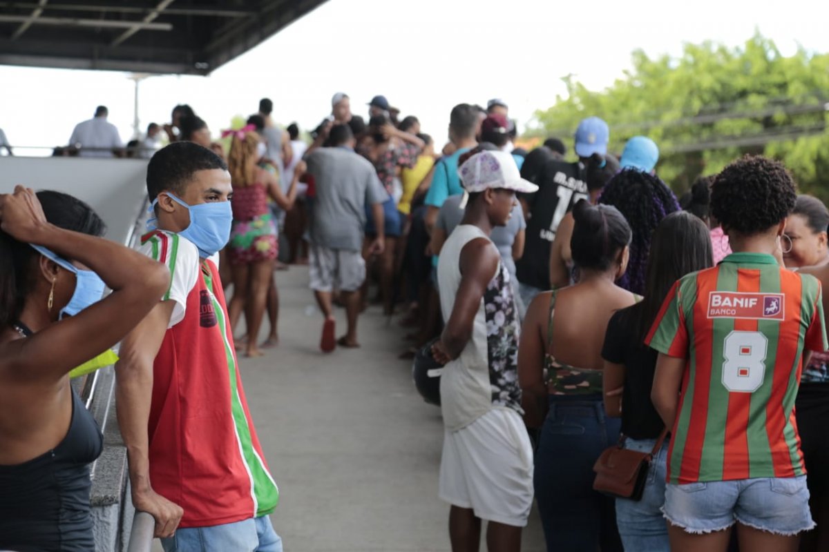 Veja vídeo: Fila para retirada de auxílio para estudantes provoca aglomeração na Bahia