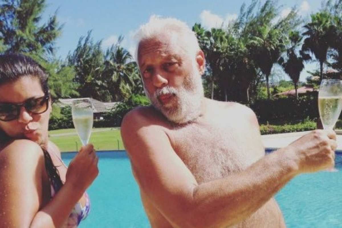 Antônio Fagundes agita a web ao fazer pose de 'beijinho no ombro'