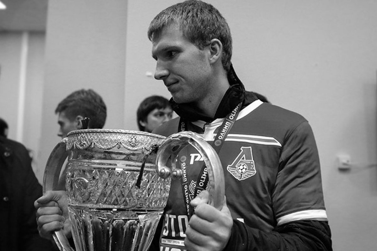 Jogador de futebol de 22 anos morre enquanto treinava sozinho