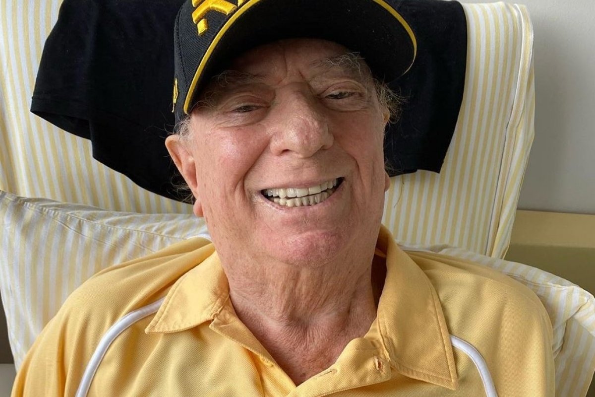 Após uma semana internado, Raul Gil recebe alta