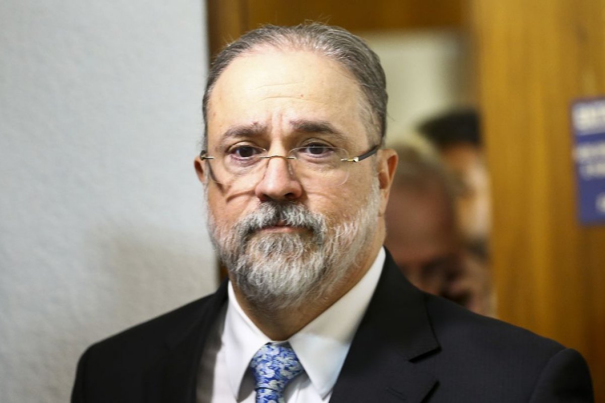 Após abertura de inquérito para investigar atos pró-ditadura, Aras retifica importância da Constituição