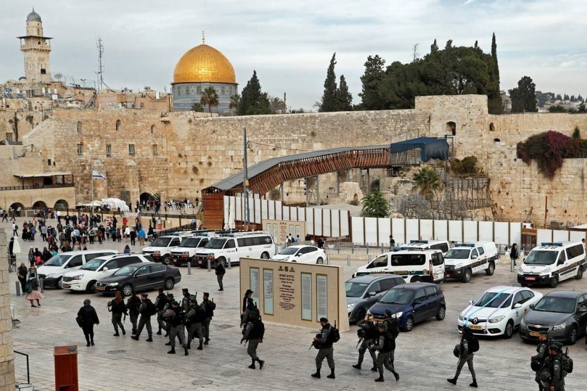 Palestino é morto por forças israelenses após esfaquear um policial