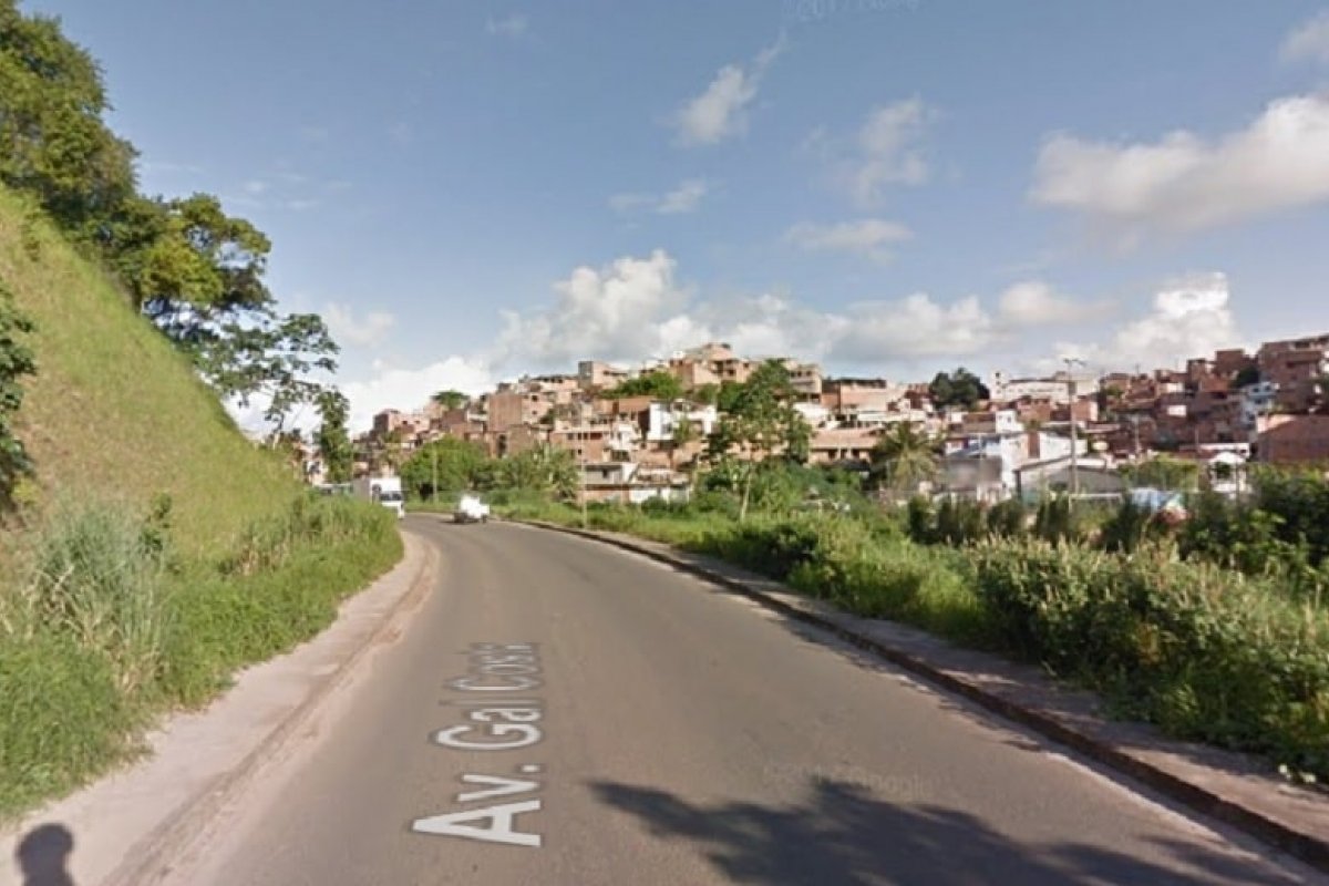 Três corpos são encontrados dentro de carro abandonado na Avenida Gal Costa