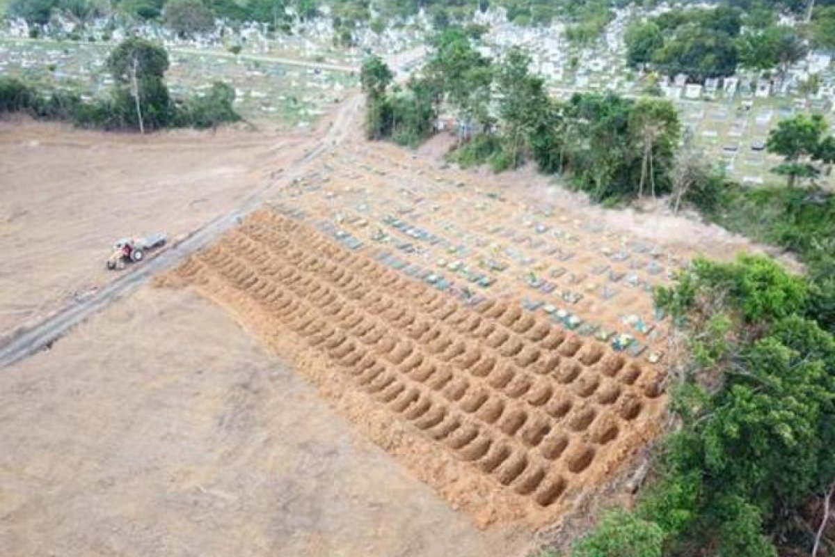 Prefeitura de Manaus abre covas coletivas devido ao coronavírus