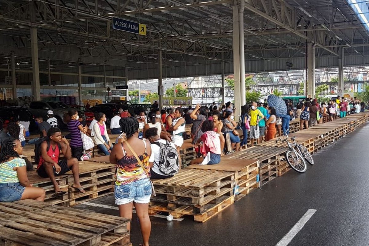 Utilização de vale-alimentação de alunos da rede estadual geram grandes filas em supermercados