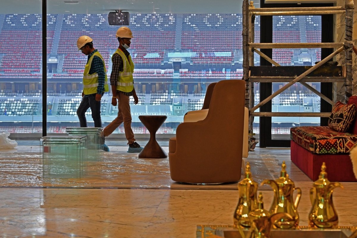 Obras em estádios no Catar são paralisadas após operários testarem positivo para Covid-19
