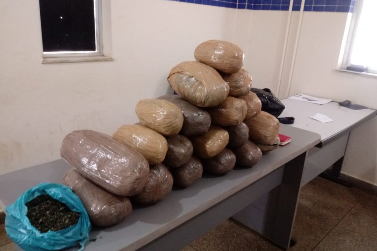 Dezoito quilos de maconha são apreendidos com passageiros dentro de uma van na BA-052