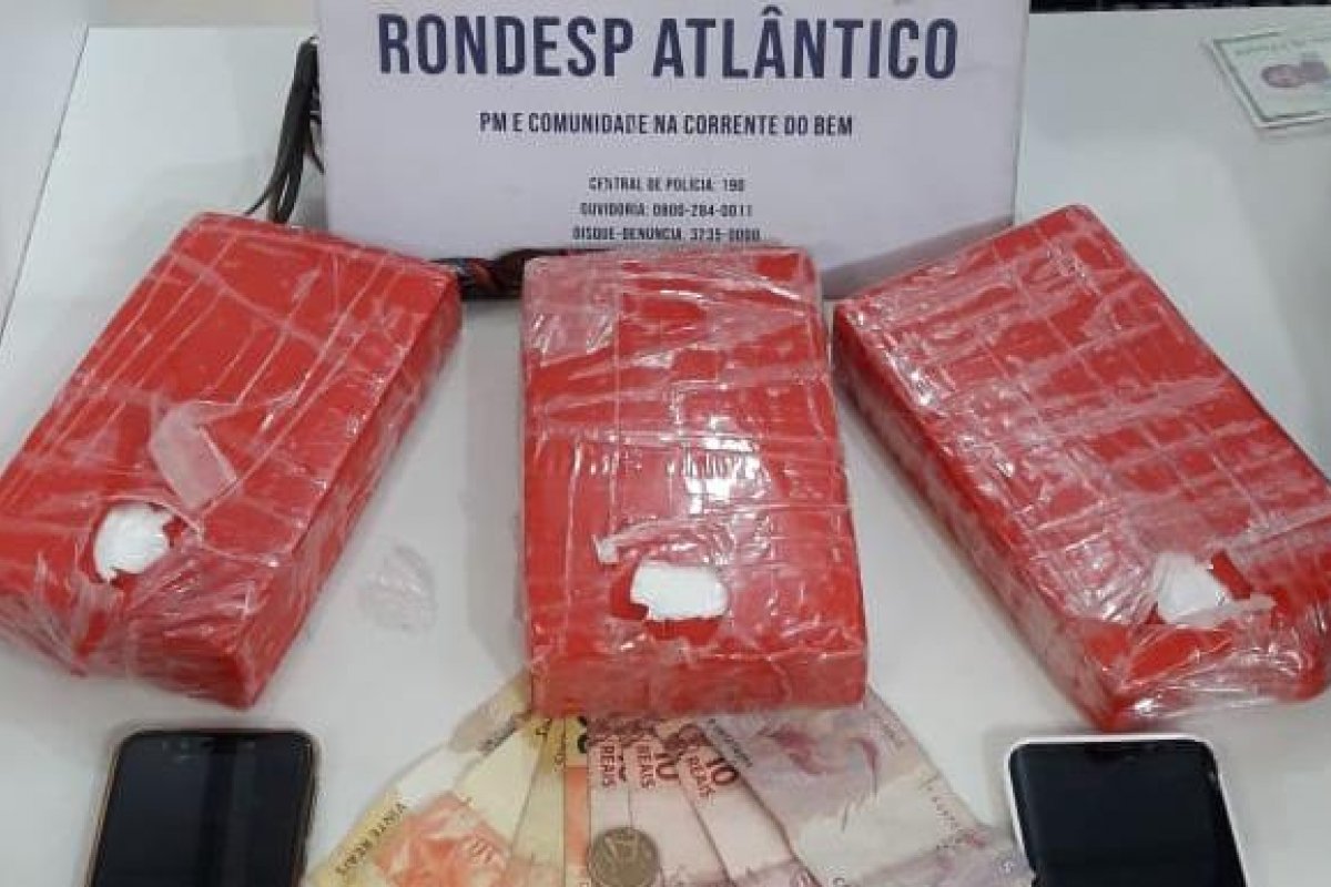 Mãe e filha são presas suspeitas de tráfico de drogas em bairro de Salvador