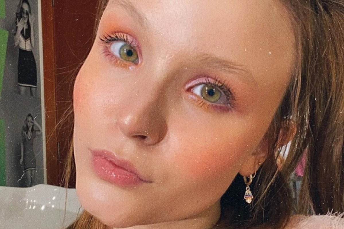 Larissa Manoela surge de cabelo colorido durante a quarentena