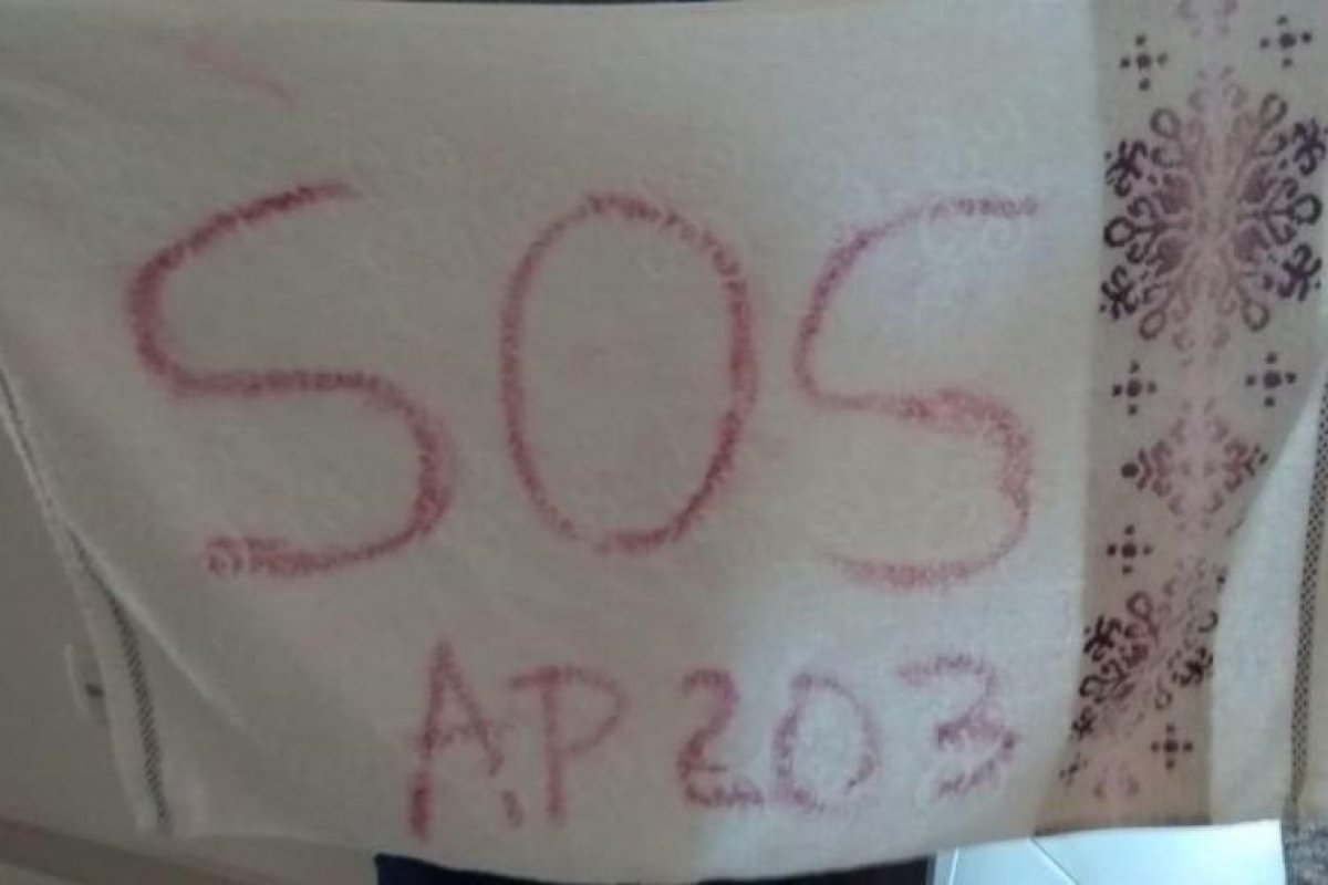 Mulher escapa de cárcere privado após escrever pedido de socorro com batom em toalha