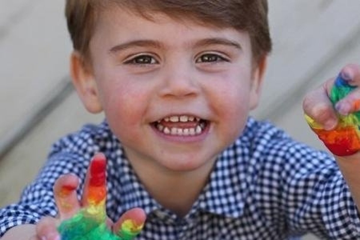 Príncipe Louis completa 2 anos e aparece no Instagram com as mãos sujas de tinta