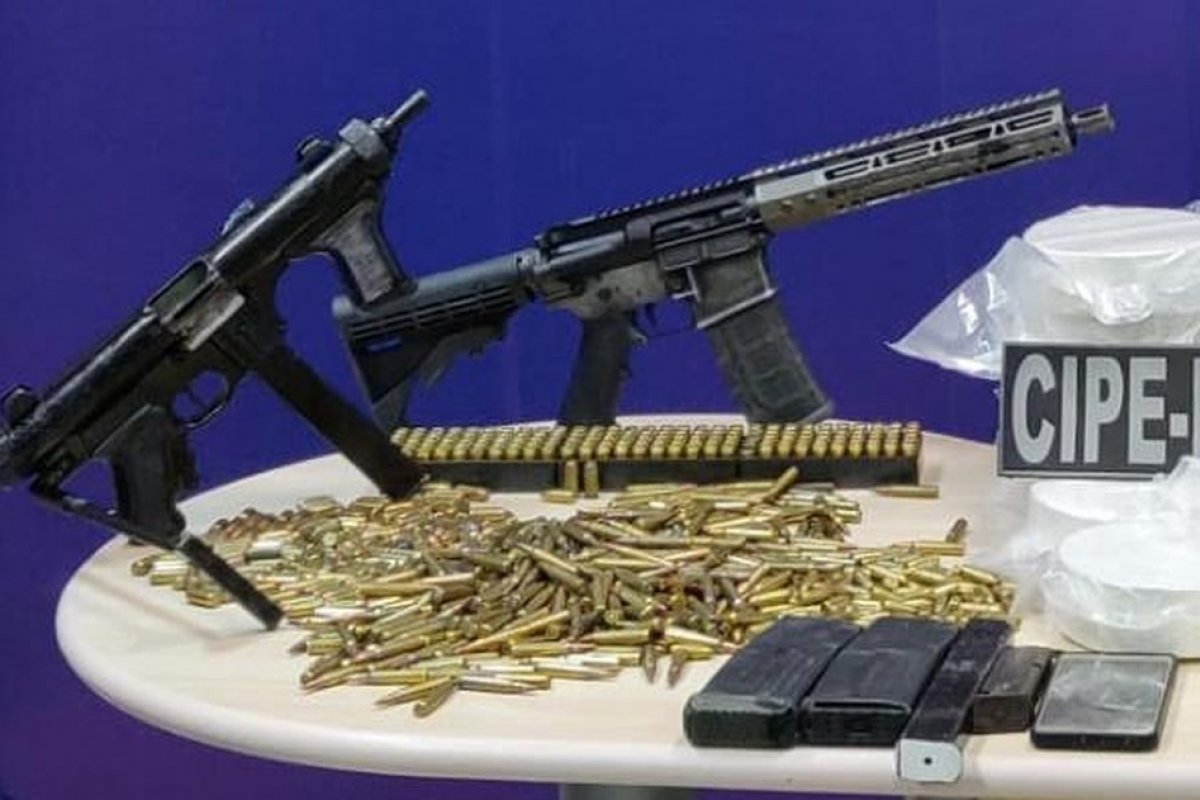 Suspeito de tráfico é preso com fuzil, submetralhadora e 20 kg de cocaína em Lauro de Freitas