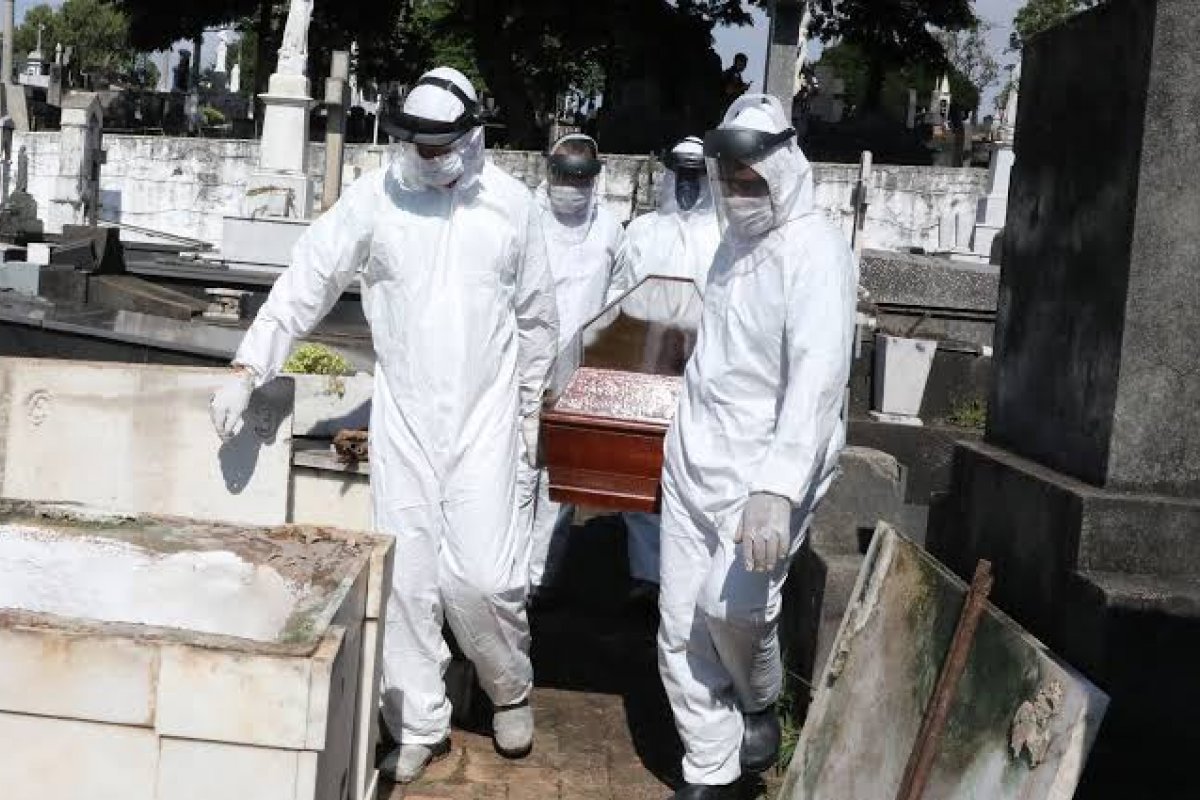 Brasil: número de mortes por coronavírus dobra a cada cinco dias