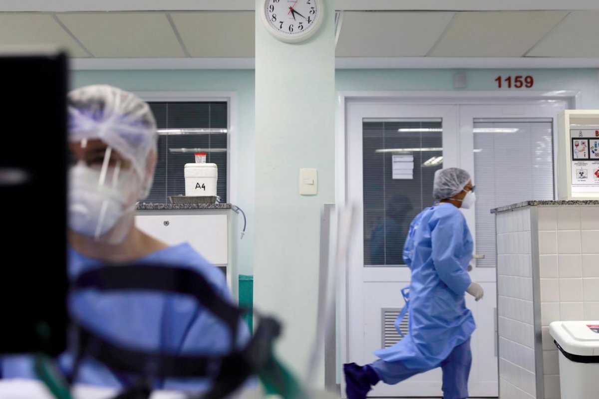 Reino Unido prolonga isolamento social até o final do ano