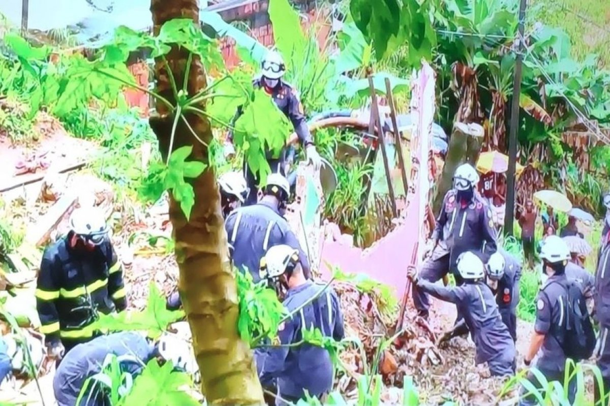 Deslizamento de terra em Águas Claras deixa cinco pessoas soterradas