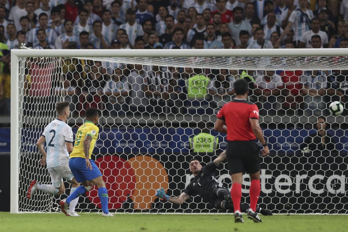 Brasil sai na frente contra a Argentina em busca de vaga na final da Copa América