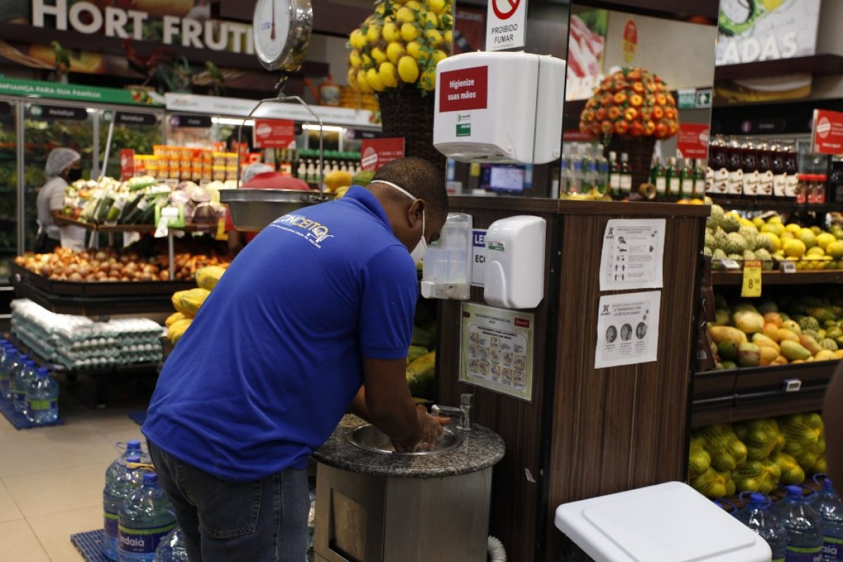 Comércios são fiscalizados para cumprimento de medidas contra coronavírus