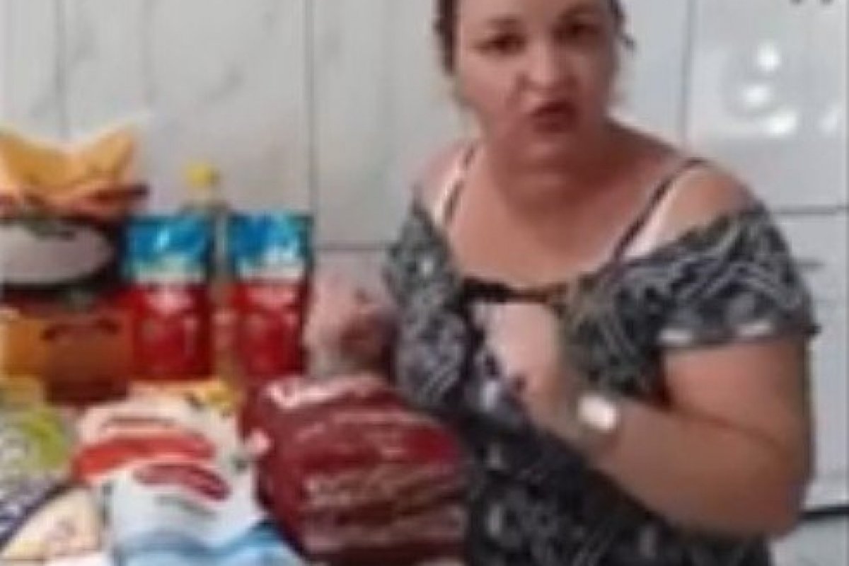 Dona de casa recebe cesta básica da prefeitura e reclama que os produtos não são de marca