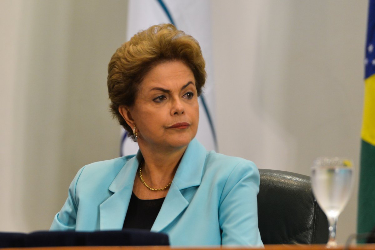 Dilma Rousseff faz 'live acidental' no Instagram e diverte seguidores