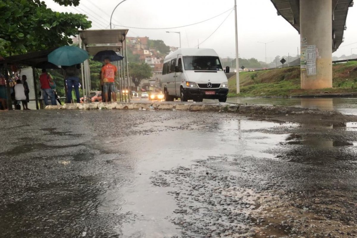 Chuva intensa e fortes ventos seguem em Salvador nesta sexta-feira (24)