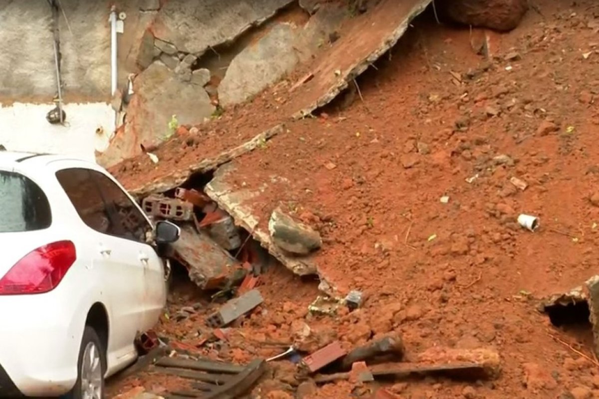 Muro desaba por conta da chuva e atinge carro em condomínio de Pituaçu