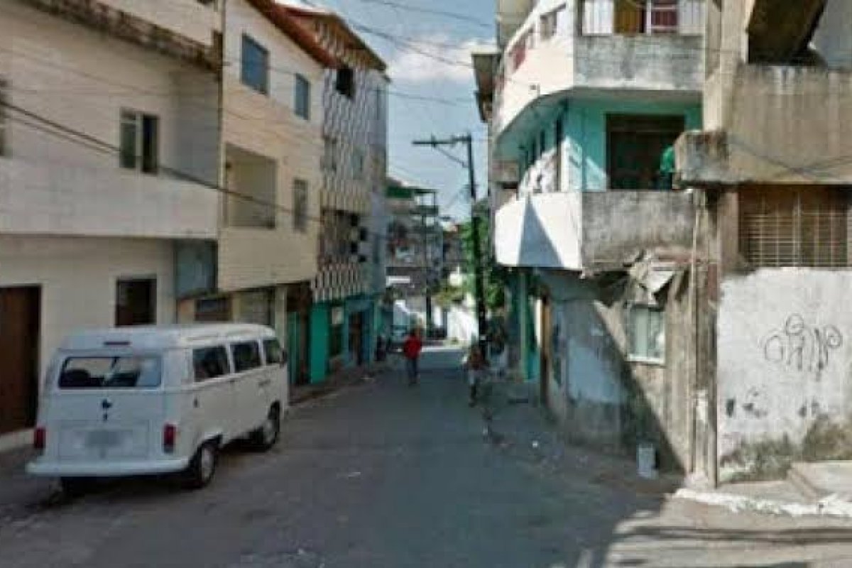 Bairros populares de Salvador estão mais vulneravéis à Covid-19 devido ao número de habitantes por metro quadrado, diz professor