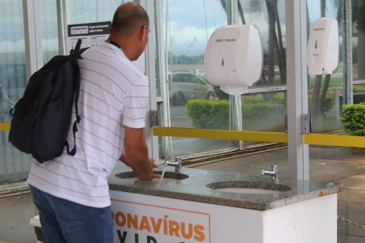 Anvisa publica lista com alternativas para álcool 70%