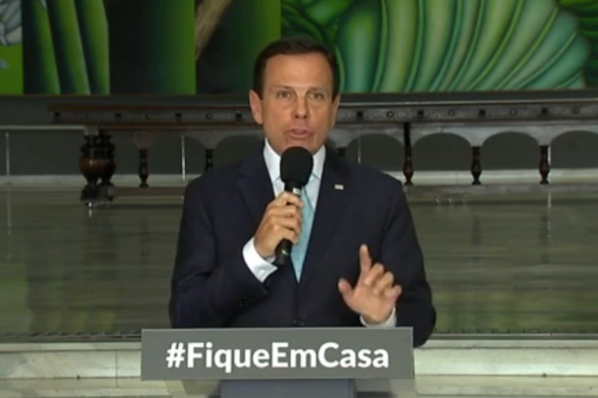 Governo de SP deve fazer rodízio de estudantes para retorno presencial às aulas