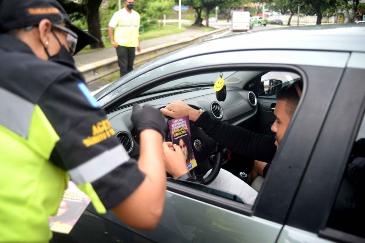 No primeiro dia de blitzes, Prefeitura flagra 99 motoristas sem máscaras de proteção