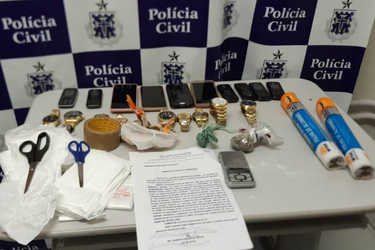 Homem é preso e adolescente apreendido suspeitos de tráfico de drogas