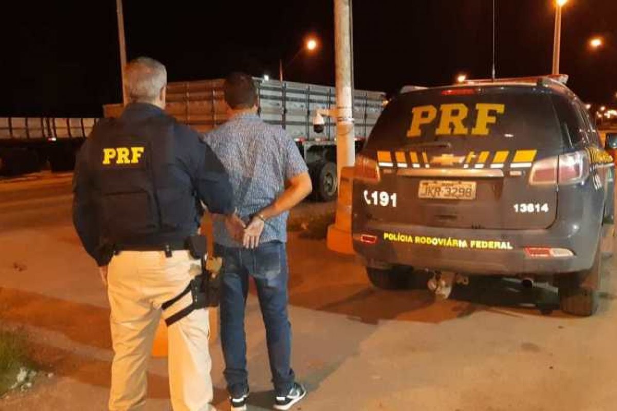 Homem é preso em flagrante conduzindo veículo com CNH falsa