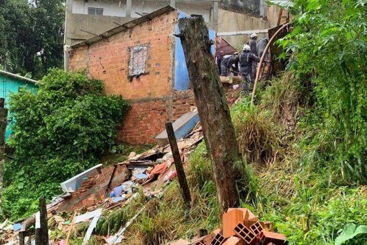 Após tragédia em Águas Claras, em Salvador, casas são demolidas