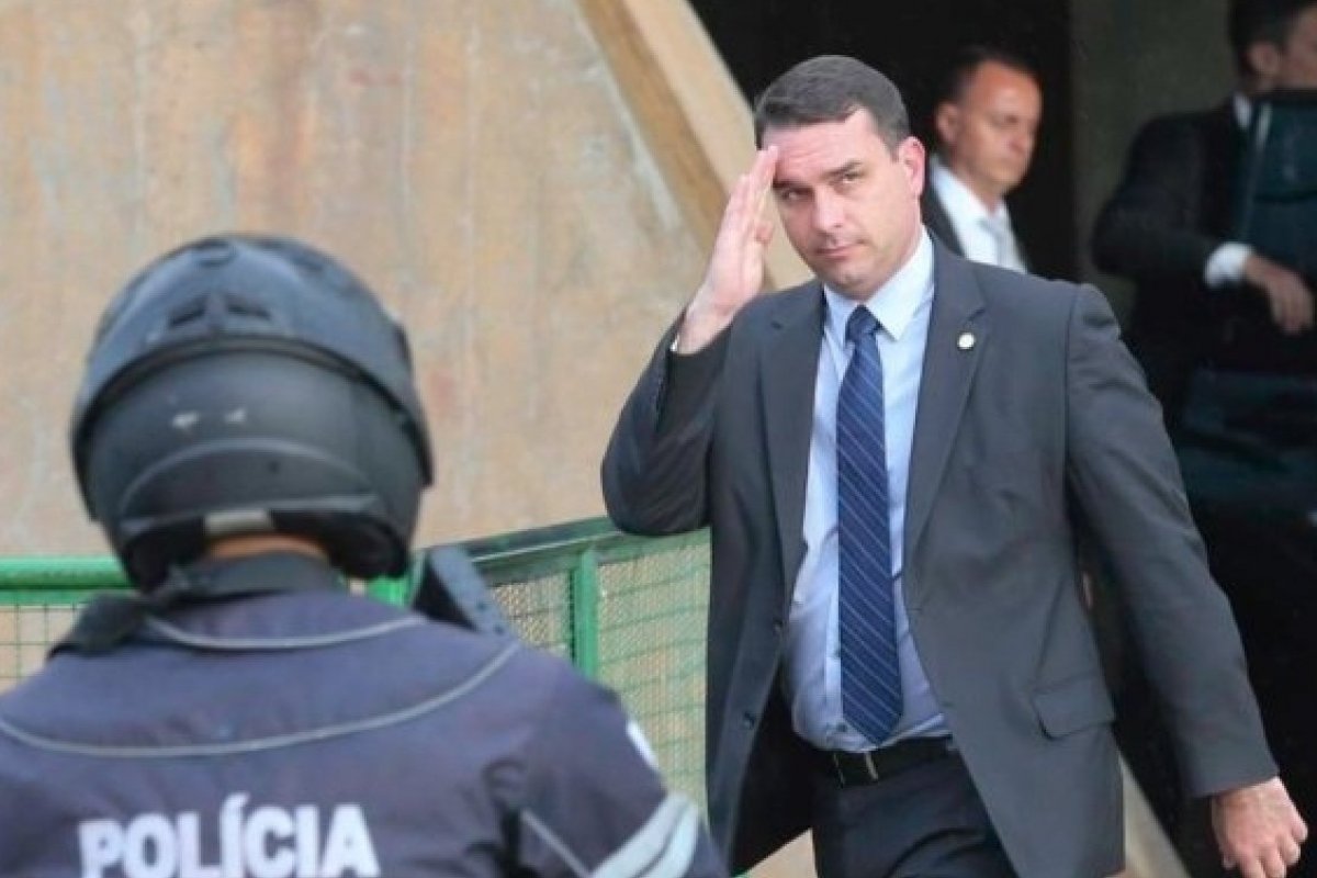 The Intercep afirma que Flavio Bolsonaro financiou prédios ilegais com rachadinha