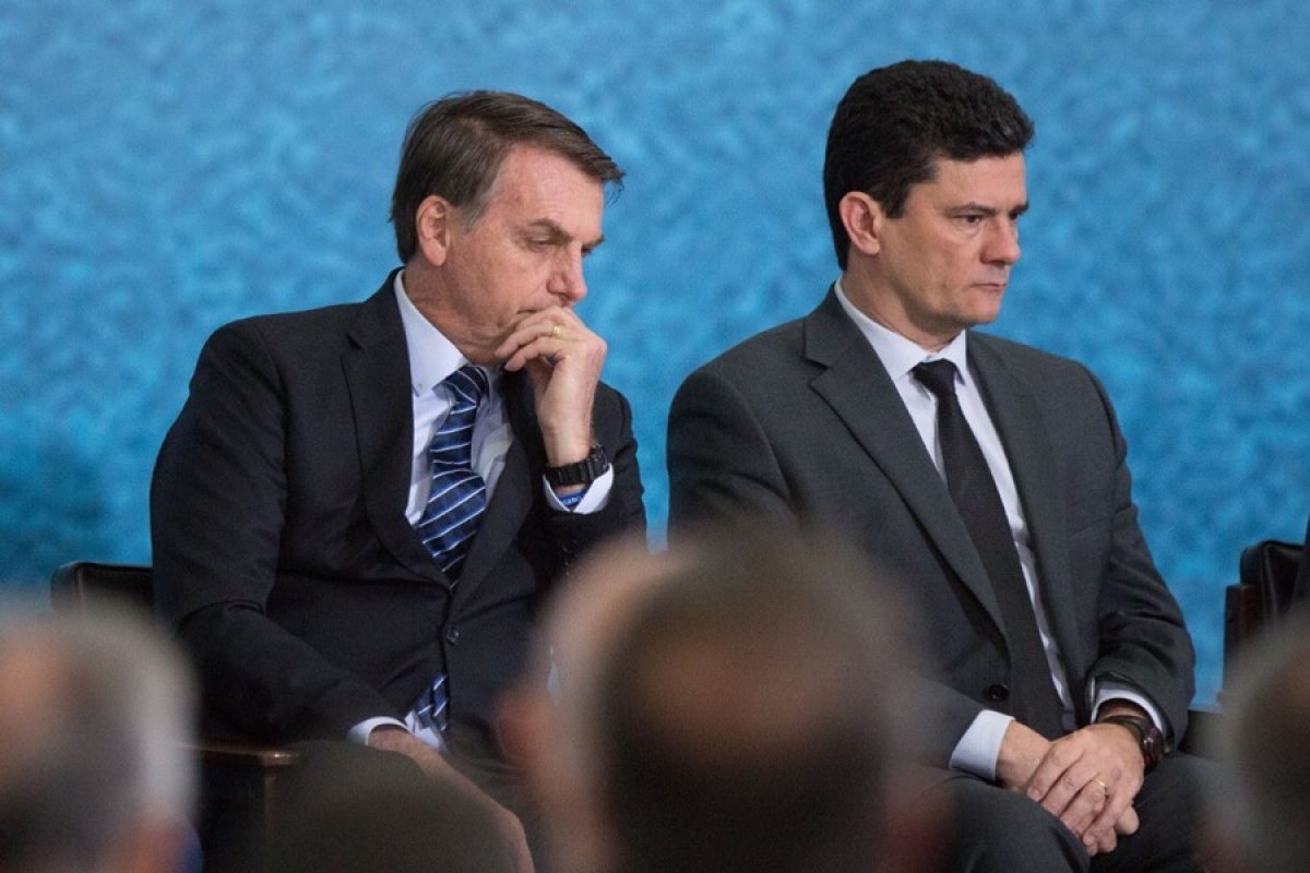 Bolsonaro publica foto em que ficou do lado de Moro em meio às denúncias