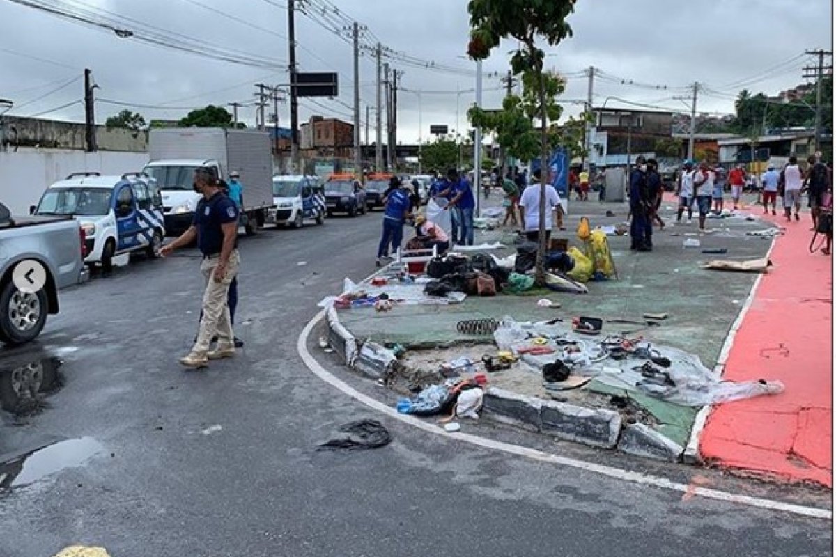 Semop faz operação e apreende mercadoria na Feira do Rolo, no Subúrbio Ferroviário de Salvador